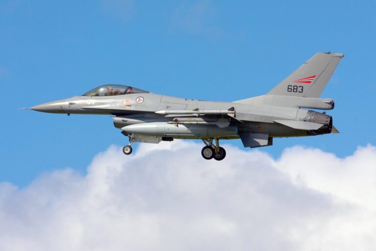 Read more about the article உக்ரைனுக்கு “F – 16” போர்விமானங்களா? இல்லை என்கிறார் அமெரிக்க அதிபர்!!