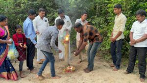 செஞ்சோலை வளாகத்தில் ஸ்ரீலங்கா விமானப்படையினரின் வான் தாக்குதலில் உயிரிழந்த மாணவர்களுக்கான வணக்கநிகழ்வு. 1