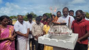 முள்ளிவாய்க்கால் நினைவுத் தூபியில் சத்தியப்பிரமாணம் செய்த கஜேந்திரகுமார் பொன்னம்பலம் ! 1