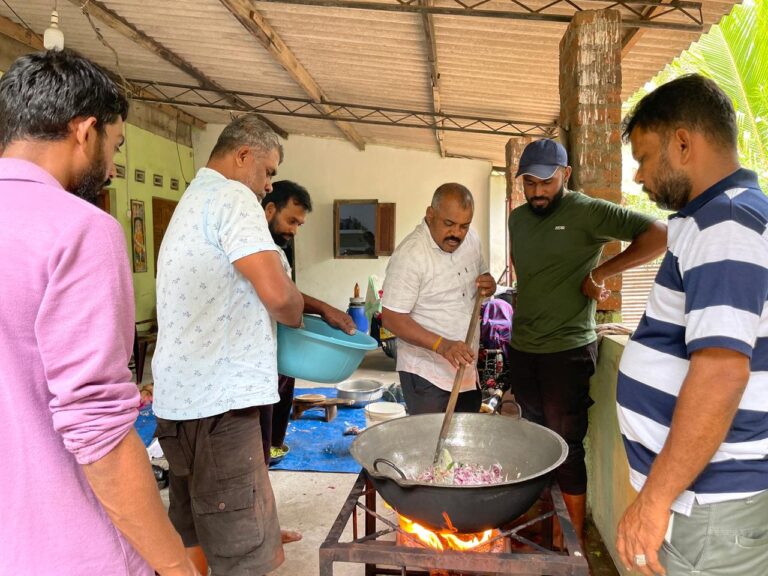 Read more about the article அம்பாறையில் வெள்ளத்தினால் பாதிக்கப்பட்ட 200 பேருக்கு சமைத்த உணவு வழங்கிவைக்கப்பட்டது !